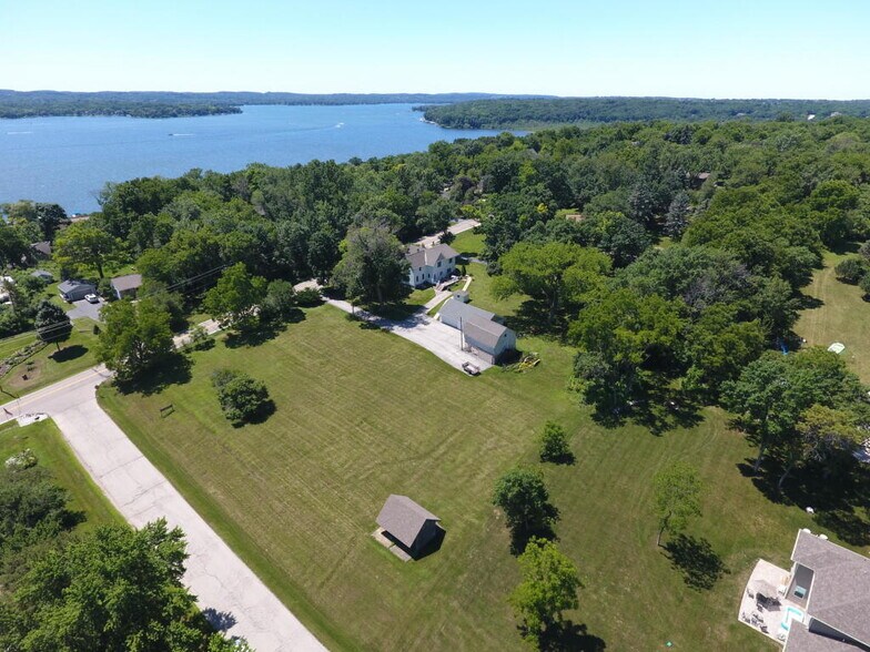 A stone's throw from the lake - N40W27368 Glacier Rd