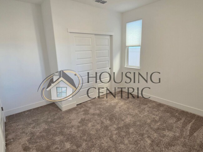 Building Photo - Executive Single Story Rental in HIGHLY DESIRABLE Heritage 55+ Community!