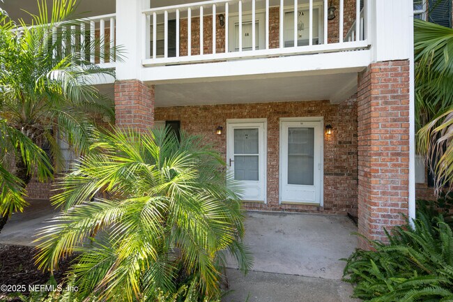 Building Photo - 22 Comares Ave