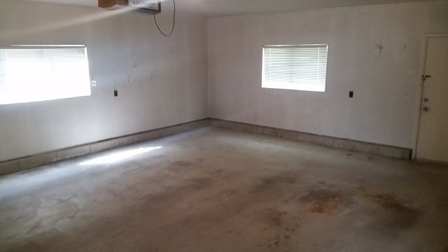 Building Photo - Great home with 2 car garage, deck and shed, fenced yard in Roy for rent