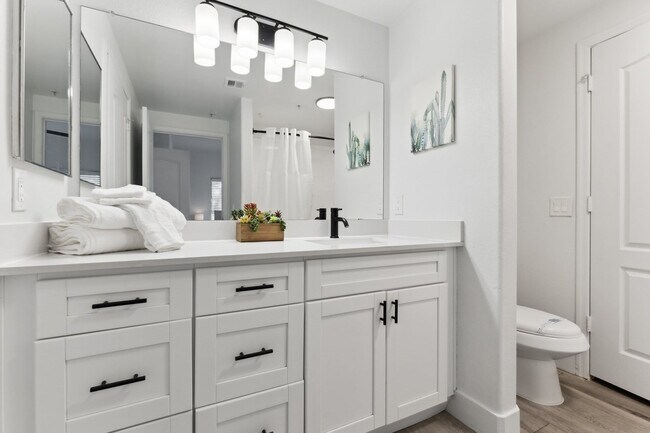 Building Photo - 875 W Pecos Rd