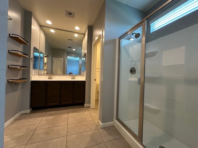 Building Photo - Single Level Home with Split Floor Plan, D...