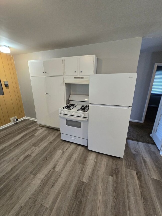 Building Photo - 3 BEDROOM SINGLE FAMILY