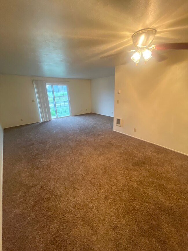 Building Photo - Large 2 Bedroom over looking the Golf Course!