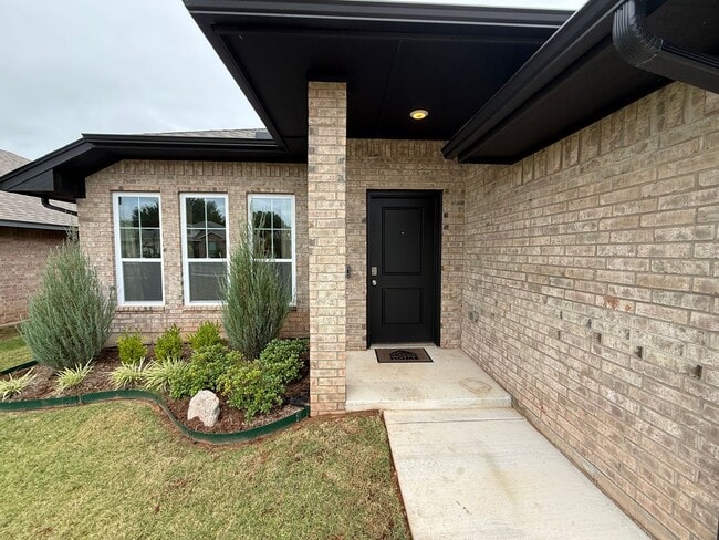Building Photo - Don't Miss this STUNNING, true 4 bed, 2 ba...