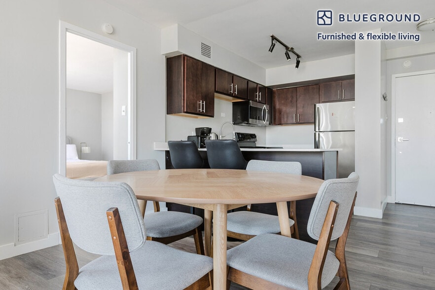 Building Photo - 5600 N Sheridan Rd