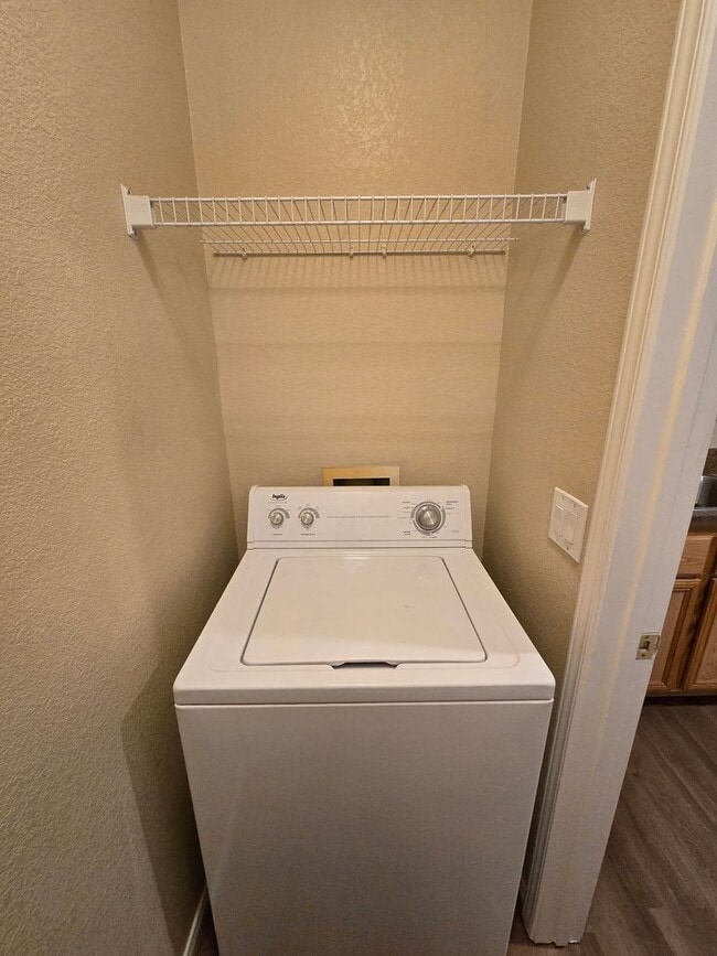 Building Photo - 1 bed, 1 bath condo with 2 car garage!!!