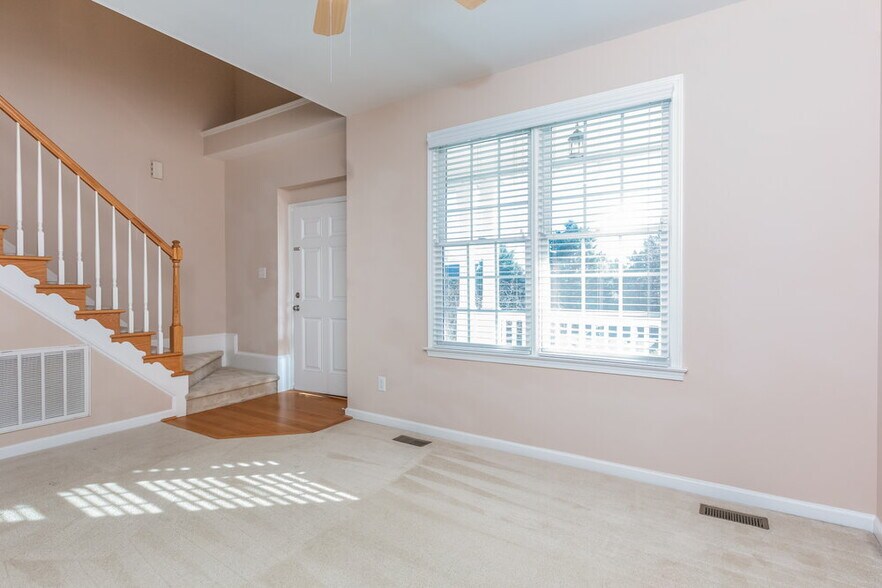 Building Photo - 917 Alba Rose Ave