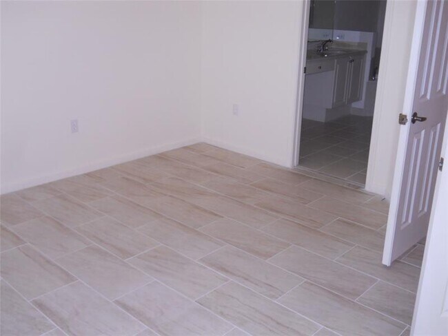 Building Photo - 1033 NE 17th Way