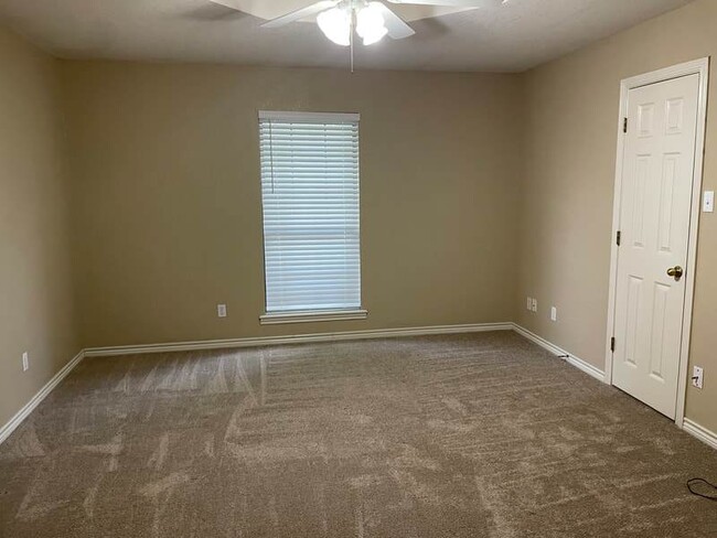 Building Photo - Highly sought after 3 bedroom in Tanglewoo...