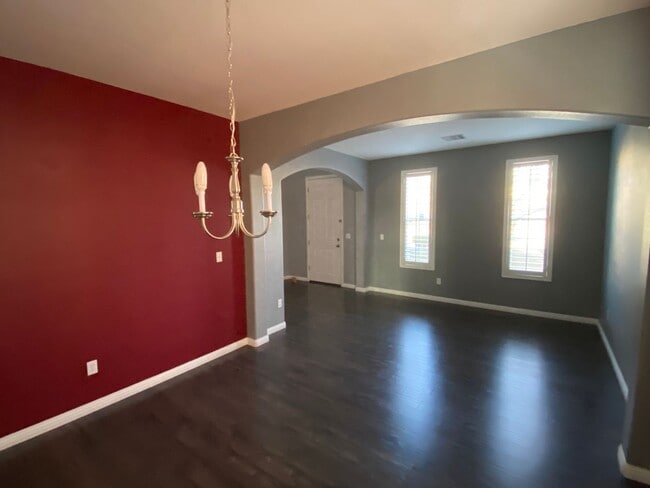 Building Photo - Gorgeous 4Bed/2.5Bath/2Car, 2-Story Residence with Loft in Mountains Edge Area gated Community!