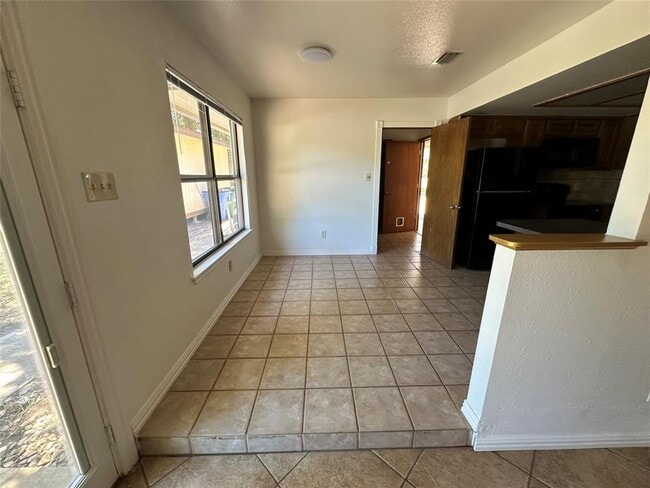 Building Photo - 331 Live Oak Dr