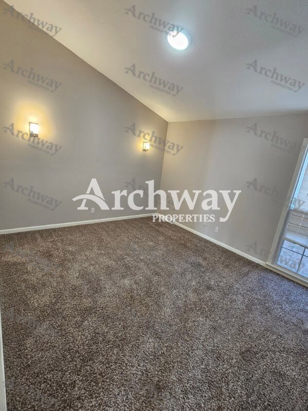 Building Photo - 1600 W Elm Terrace