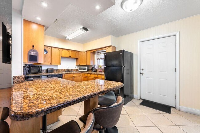 Building Photo - Charming 3 bedroom Home with Huge Fenced Yard