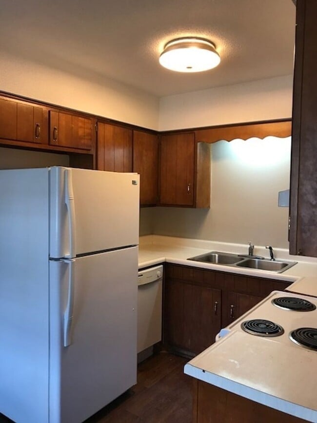 Building Photo - 1-Bedroom Apartment in Hillsboro West End – Utilities Included
