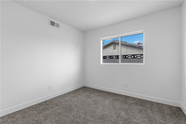 Building Photo - 4092 Ridgewood Ave