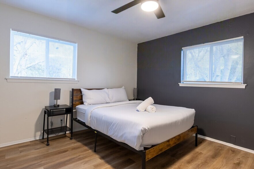 Building Photo - 3210 Northeast Dr