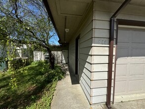 Building Photo - 1048/A/