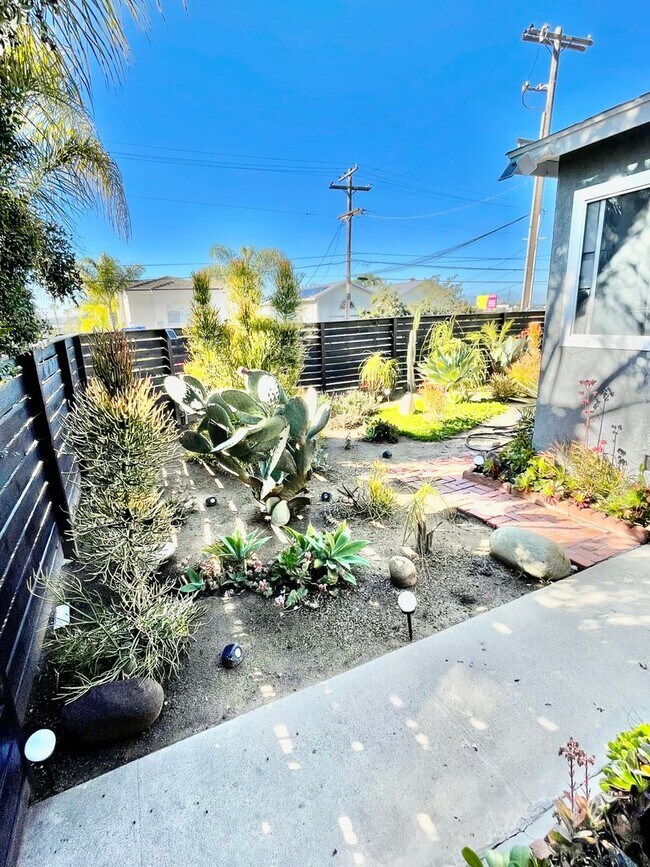 Building Photo - Newly Remodeled Home with HUGE Fenced Yard