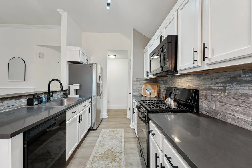 Building Photo - Room in House on Rosewood Ct