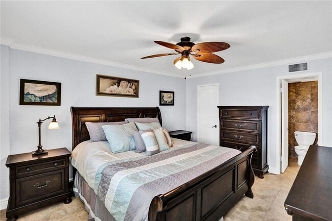 Building Photo - 1160 Hillsboro Mile Unit 904