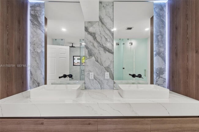 Building Photo - 116 W 1st Ct