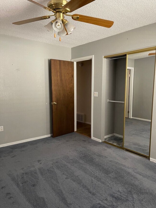 Building Photo - 3 bedroom 1.5 bath with a Large Detached Garage