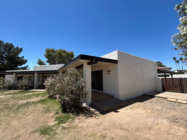 Building Photo - 985 E Campina Ln
