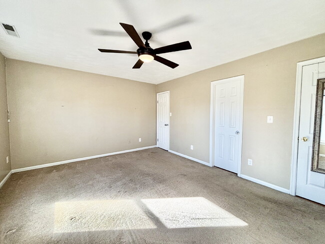 Building Photo - Gorgeous Townhome in Virginia Beach