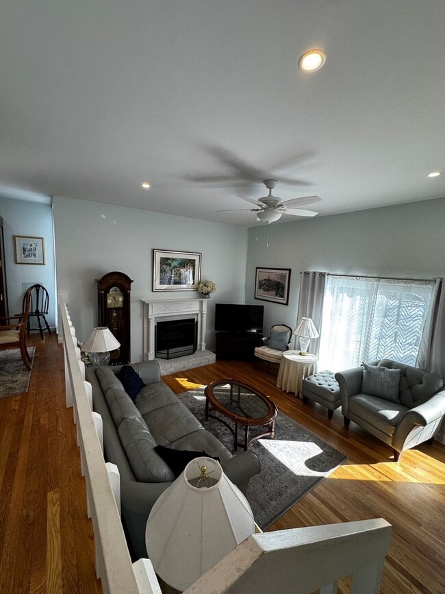 Building Photo - Well maintained and updated townhouse for lease in sought after Chelmsford Village