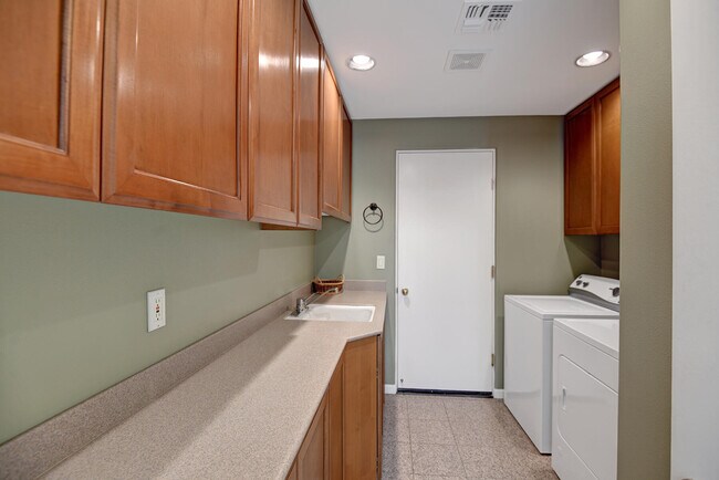 Building Photo - 383 Desert Holly Dr
