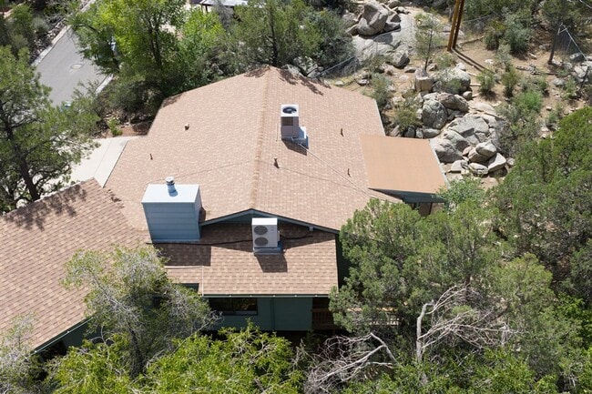 Building Photo - 3 bedroom, 3 bath home close to downtown P...