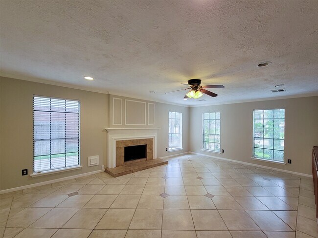 Building Photo - 17207 Meadow Heights Dr