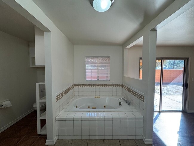 Building Photo - Spacious SW Bakersfield home!