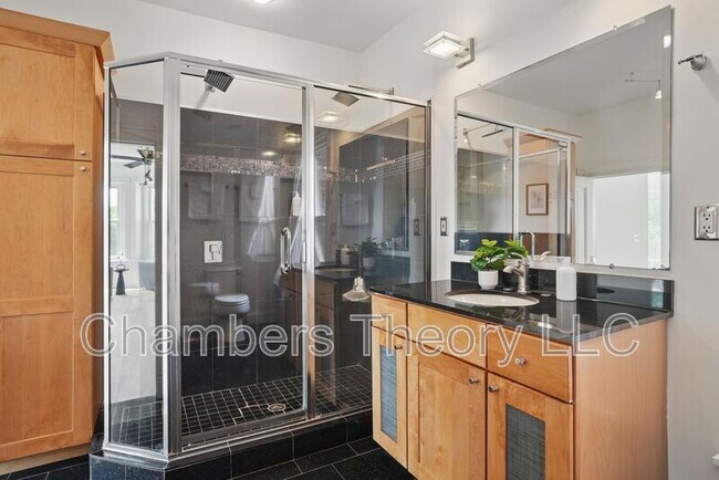 Building Photo - 136 R St NE