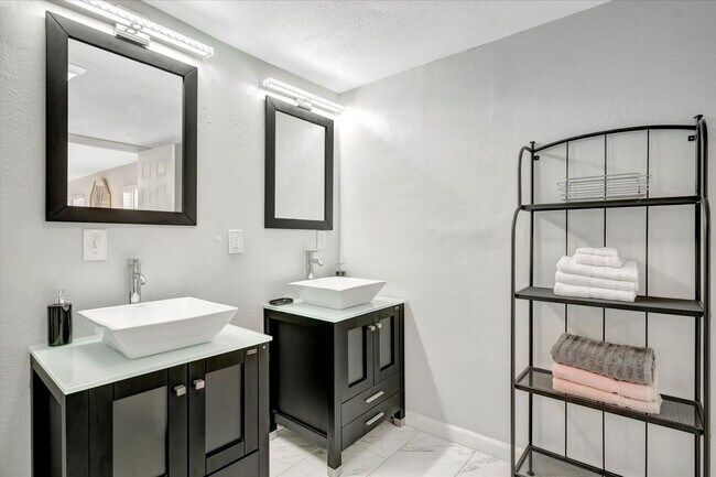 Building Photo - 4213 E Yukon St