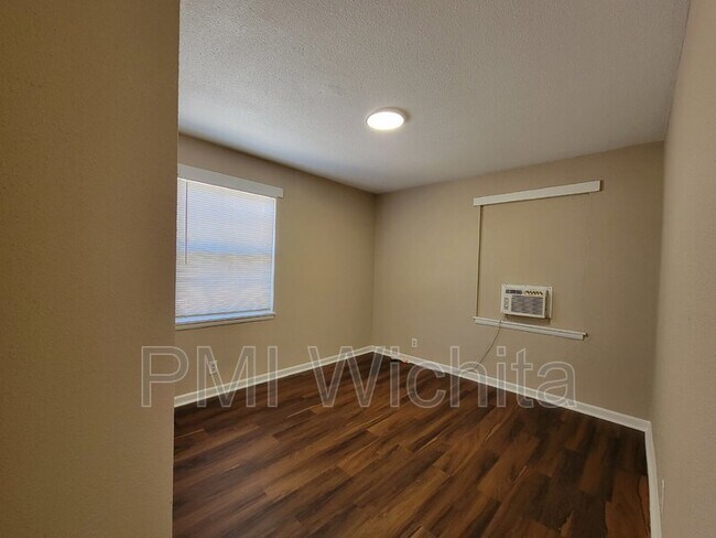 Building Photo - 2557 N Park Pl