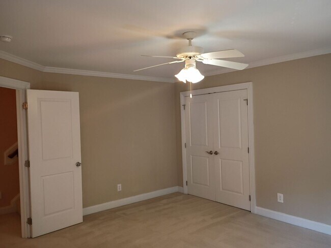 Building Photo - Luxury Living: 4 Bedroom home in Chapel Hill w/ spacious interior | 2 Year Lease Term