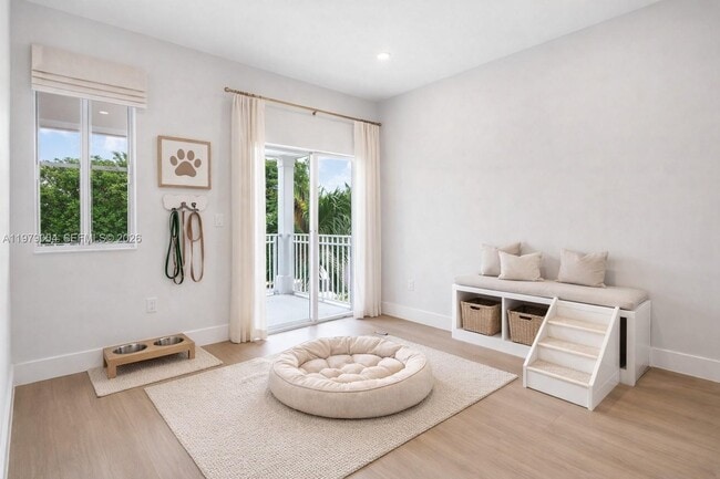 Building Photo - 354 NE 35th Ave