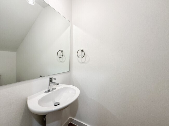 Building Photo - 824 Waxahachie St