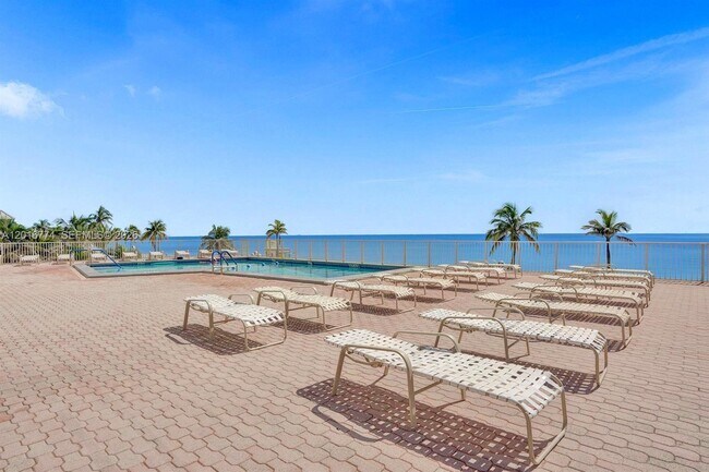 Building Photo - 3111 N Ocean Dr