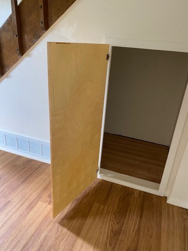 Building Photo - 2 bedroom, 1.5 bath Townhome  $1600/month