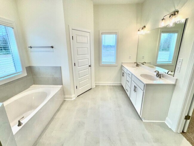 Building Photo - NewburyDr7436