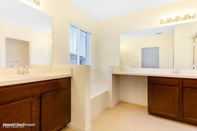 Building Photo - 2 br, 2.5 bath Townhome - 150 S Pine Islan...