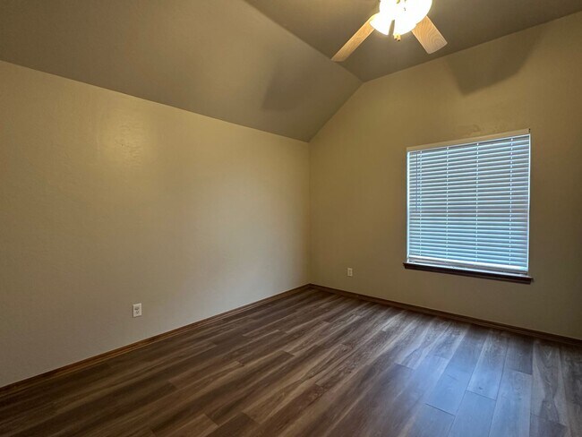 Building Photo - Charming 3 Bedroom, 2 Bathroom with Storm ...