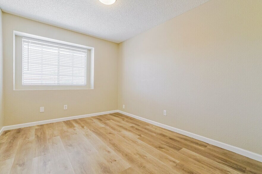 Building Photo - 4005 E Woodland Dr