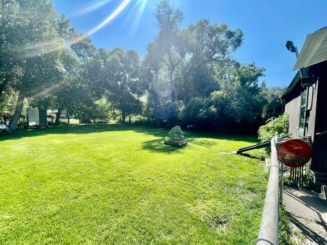 Building Photo - 223 Hemlock Dr