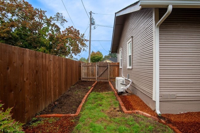 Building Photo - Newly-Remodeled 2 Bed, 1 Bath House