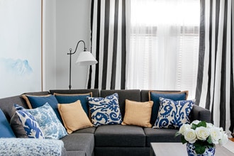 4x4 Living Room - The Vic
