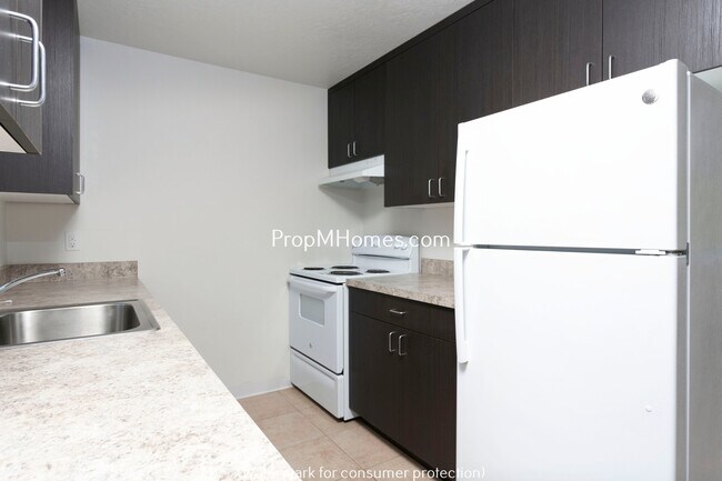 Building Photo - Wonderfully Updated NE Portland Glenfair One Bedroom Apartment w/ Private Patio!